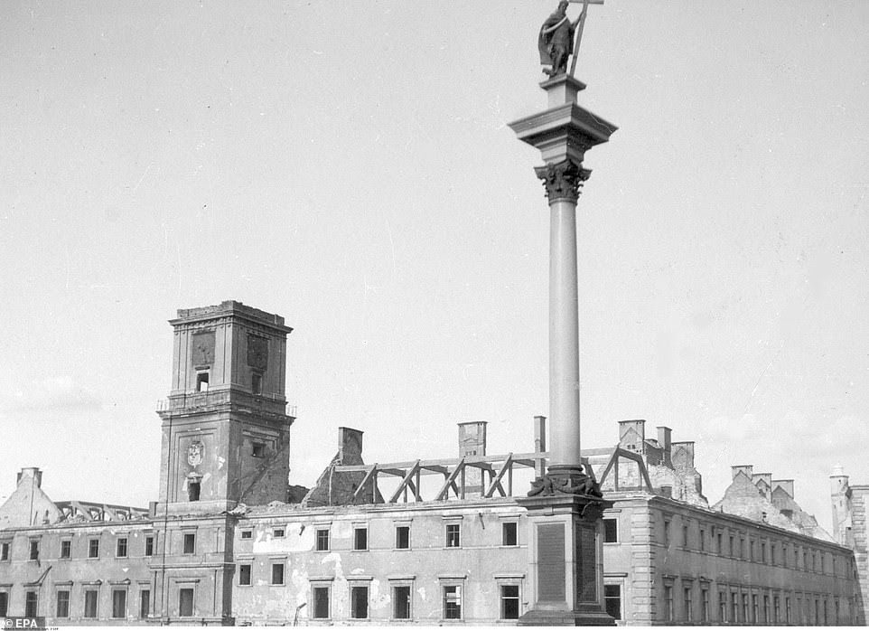 Исторические здания в Варшаве были разрушены бомбами, сброшенными нацистскими военными самолетами, в том числе Королевским замком (на фото), датированным 1598 годом.