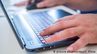 Человек работает на компьютере