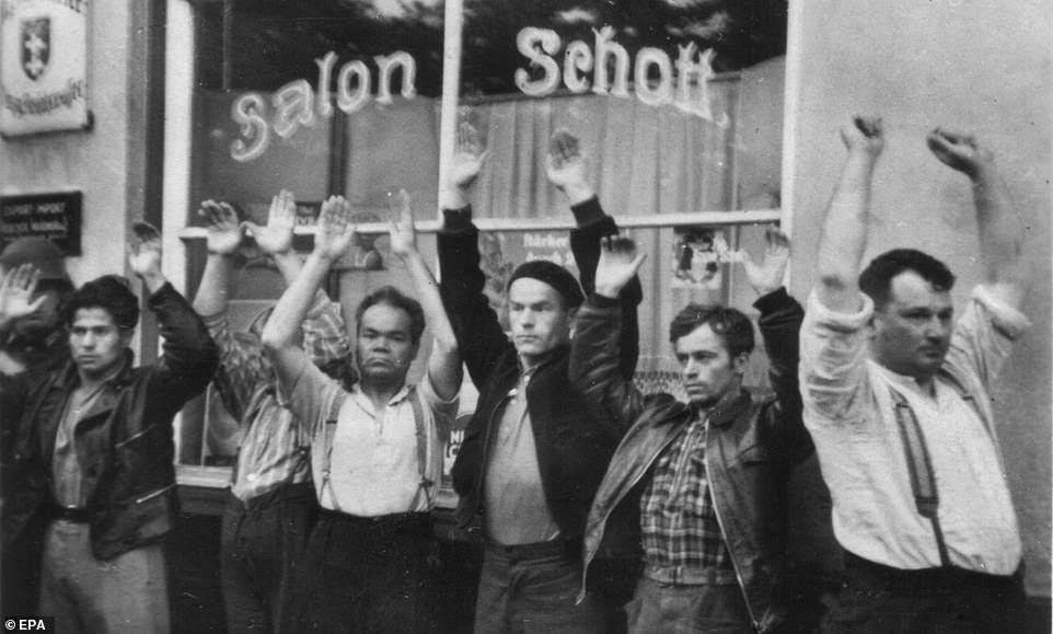 Десятки тысяч польских гражданских лиц были убиты во время немецкого вторжения в их страну, которое началось 1 сентября 1939 года и закончилось их сдачей 6 октября. Вверху: польские граждане стоят с поднятыми руками в Гданьске, северная Польша, в сентябре 1939 года.