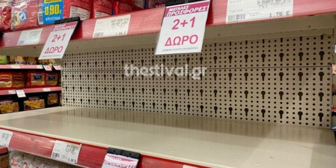 Коронавирус: греки опустошают полки супермаркетов в Салониках