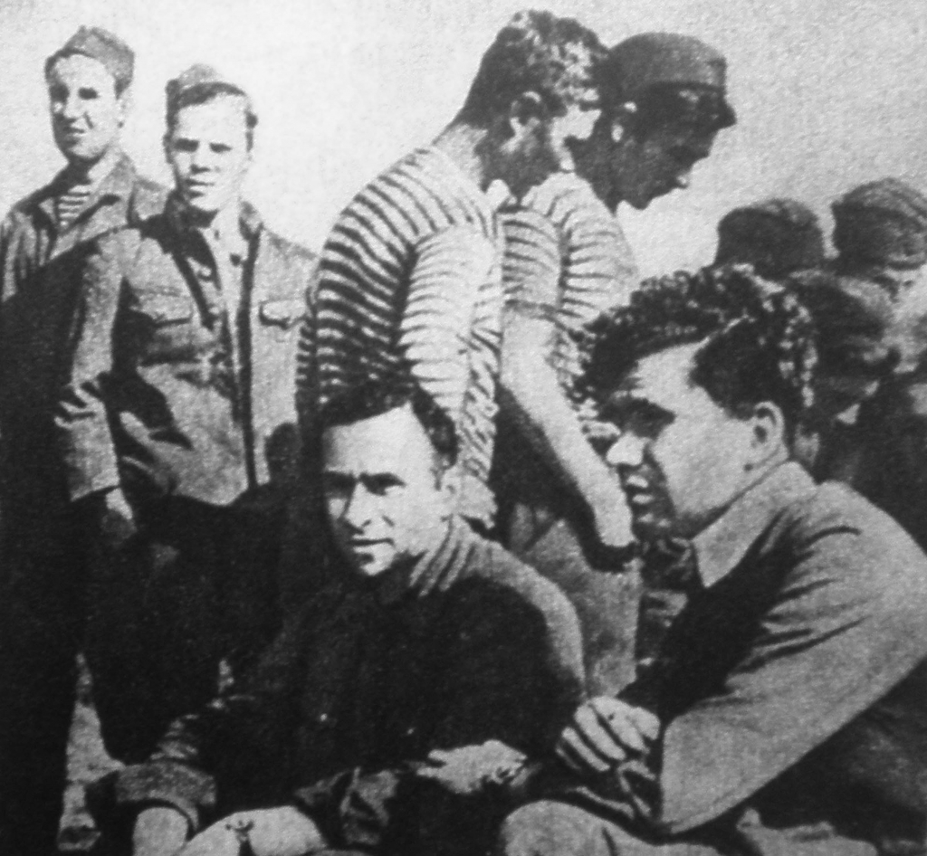 Виктор Леонов и товарищи после боя за Сейсин