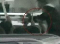 На видеозаписи последних моментов жизни Беназир Бхутто показан мужчина в толпе, целящий оружие (обведено кругом) в лидера пакистанской оппозиции. Секунды спустя взорвалась бомба, приведённая в действие смертником. (СВС) 