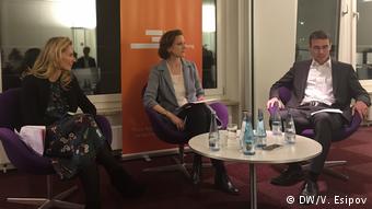 Саша Хавличек, Энн Эпплбаум, Бен Скотт (слева направо) 