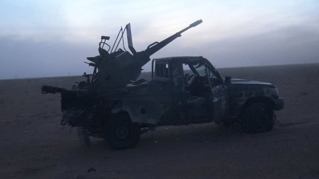 Уничтоженный пикап боевиков ИГИЛ.