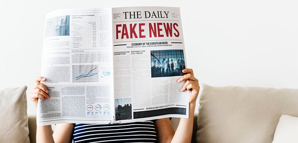 Девушка читает fake news