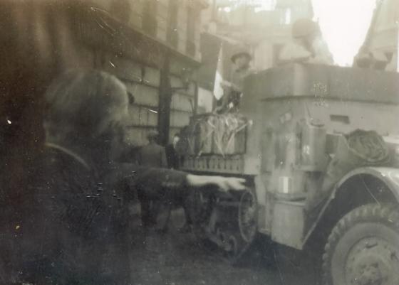 В пригороде Парижа, проход полугусеничного М3 Второй Бронетанковой дивизии