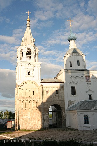 Колокольня и церковь Рождества Богородицы в Боголюбском монастыре