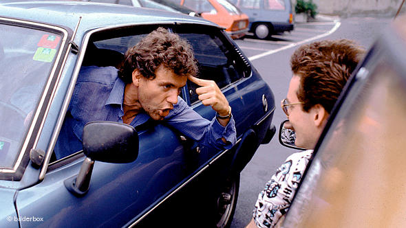 Показать ''птичку'', то есть покрутить пальцем у виска (Einen Vogel zeigen) - 750 евро