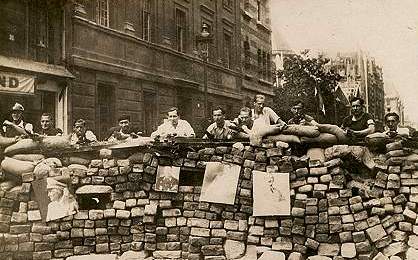 Париж в ярости. Поставлены баррикады, повстанцы почти без оружия ожидают врага 