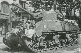 Танк Sherman M4A2 Romilly, первая после прорыва капитана Дронна бронированная машина французов, которая входит в Париж 24 августа 1944 года вечером. Его ведёт Аджюдан Карон, он будет убит в бою на следующий день.