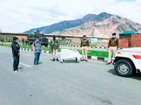 25 марта в Индии на три недели ввели общенациональный карантин из-за коронавируса: границы городов закрыты, общественный транспорт не работает, людям нельзя выходить из дома 