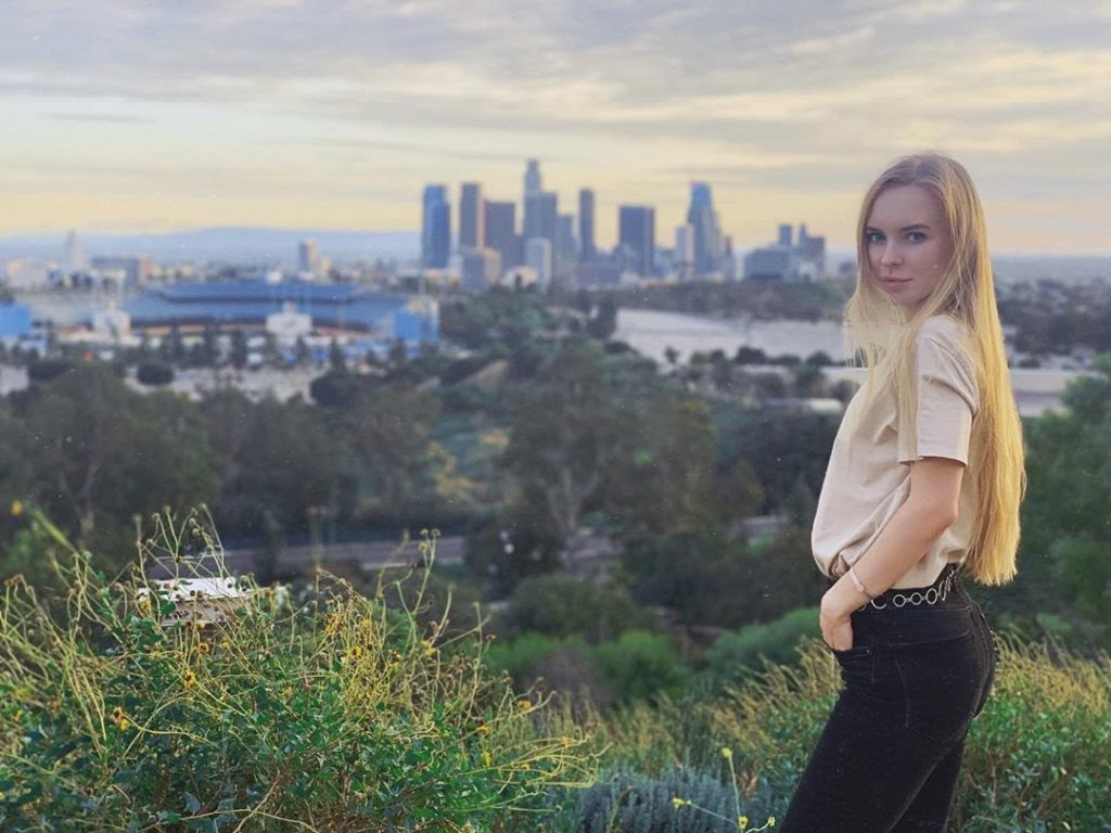 Russia: YouTuber flees country after inviting a gay man on her show